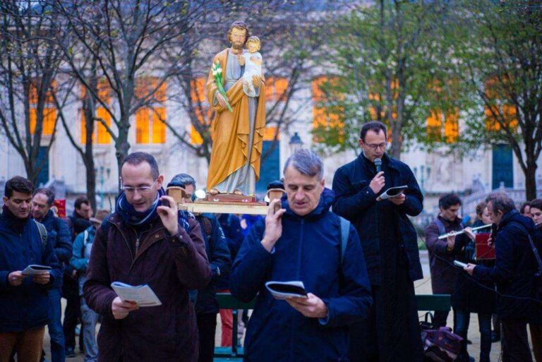 Marcheurs portant une statue de Statue de Saint-Joseph