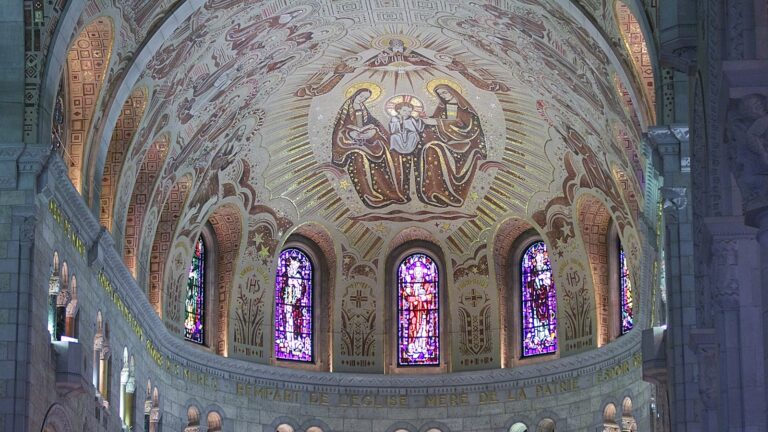 Voûte peinte d'une église.