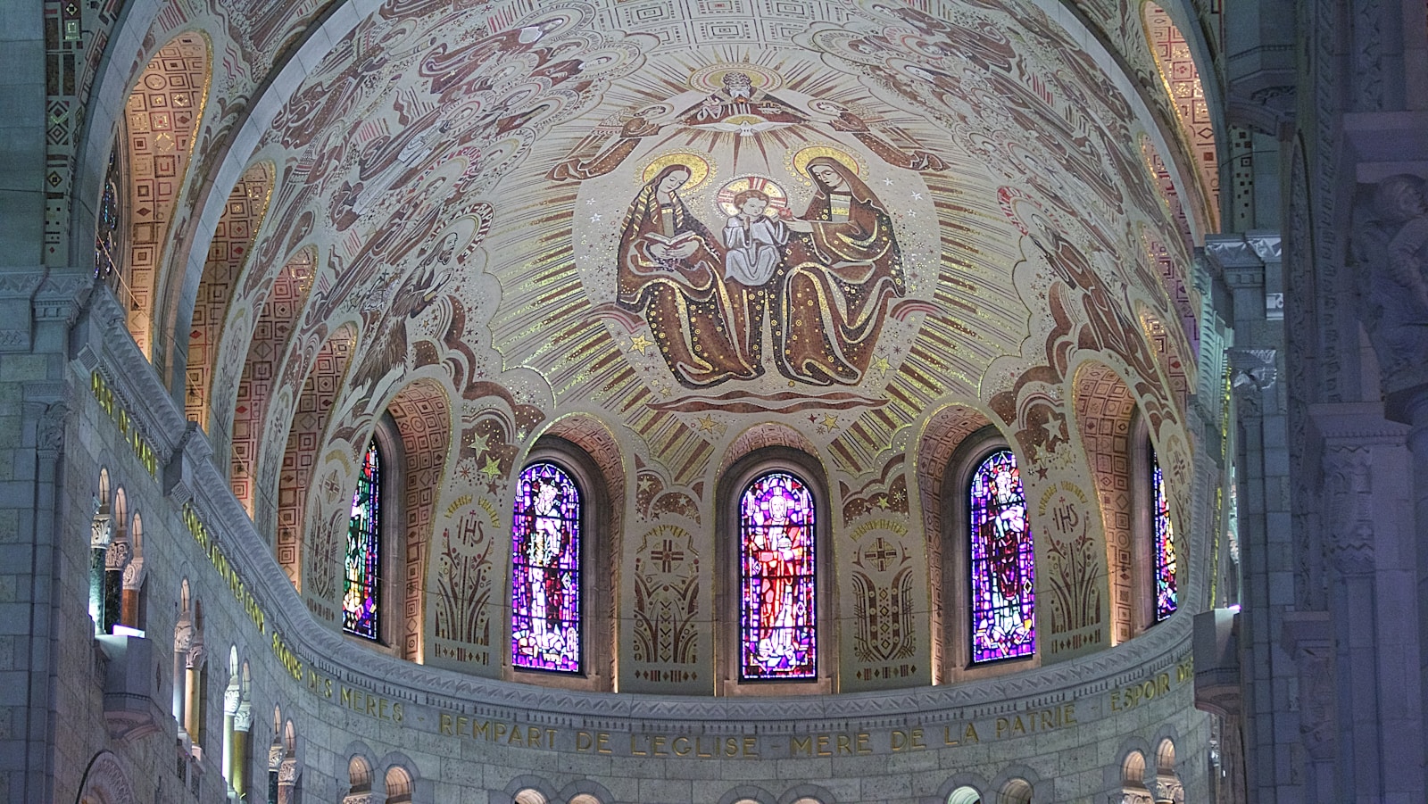 Voûte peinte d'une église.