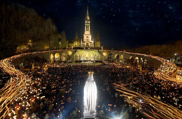 Lourdes-Procession-mariale-aux-Flambeaux.jpg