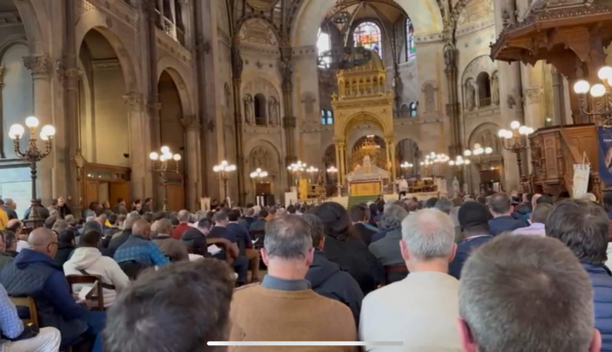 2000 voix dhommes: « Saint-Joseph, nous allons à toi »