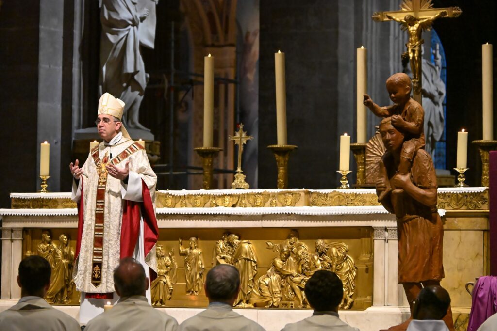 Mgr Matthieu Rougé prononce son homélie lors de la messe de la Marche de Saint-Joseph