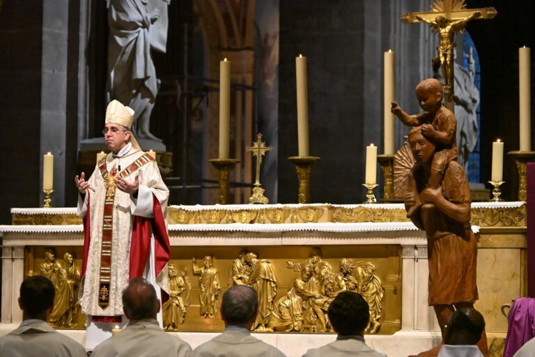 Mgr Matthieu Rougé prononce son homélie lors de la messe de la Marche de Saint-Joseph